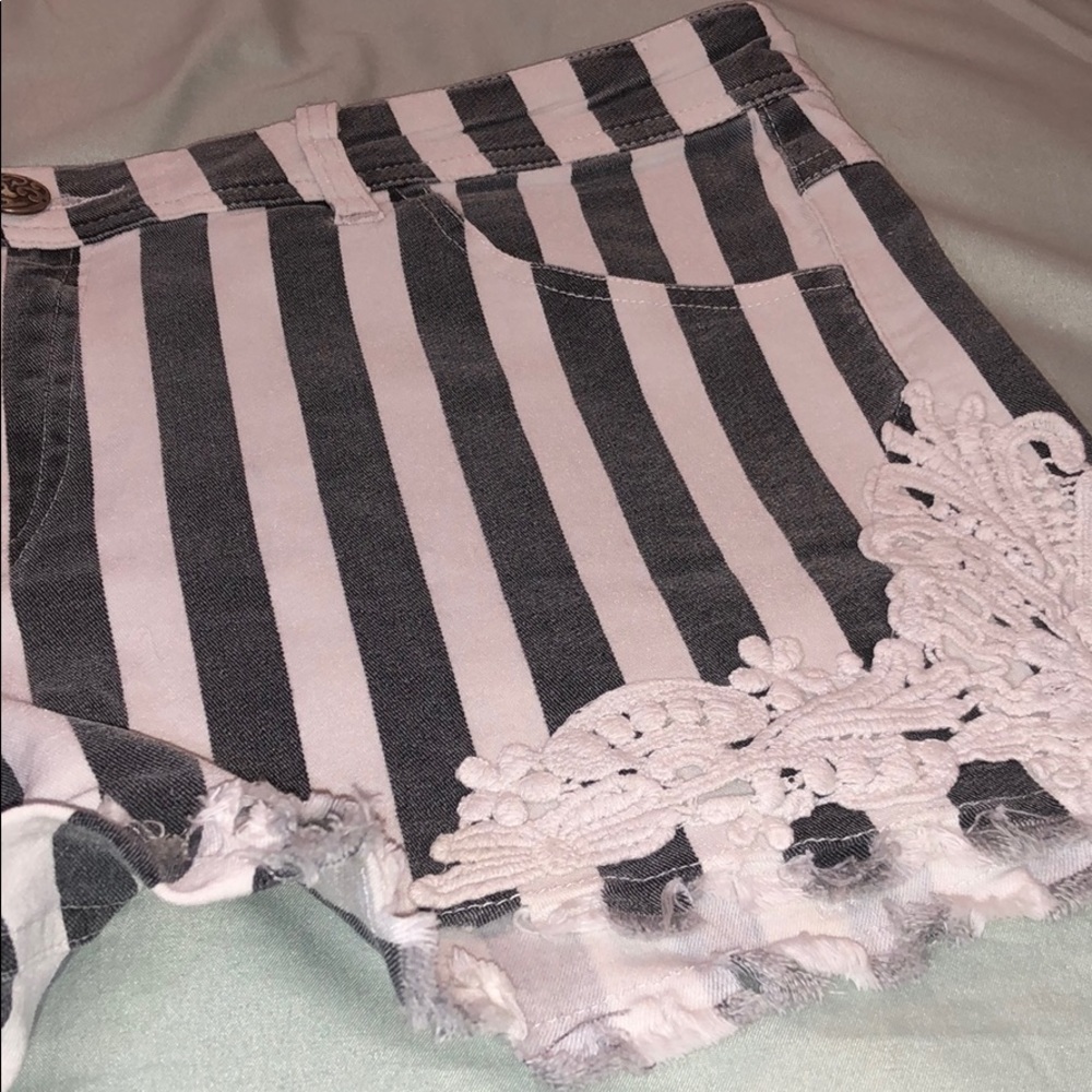 Patterned Shorts - Picture 2 of 6